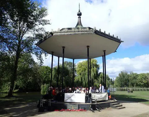 TQ2782 : Sunday lunchtime on the Regent's Park Bandstand