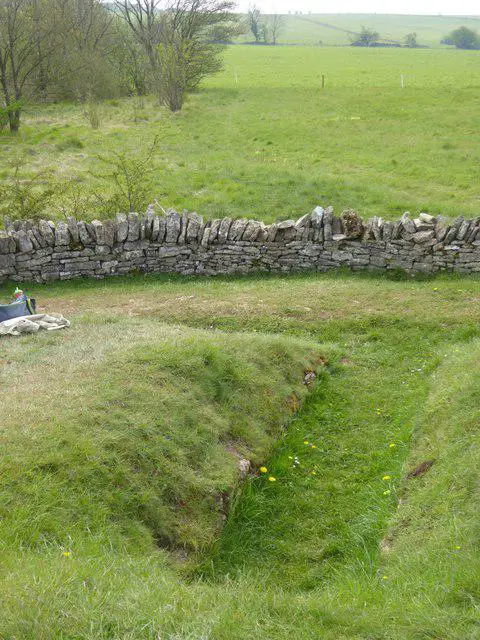 SP0225 : Looking south from Belas Knap barrow