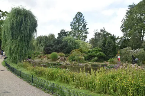 TQ2882 : Queen Mary Gardens