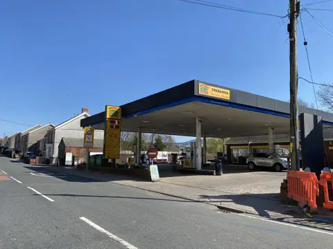 SN7102 : Petrol Station